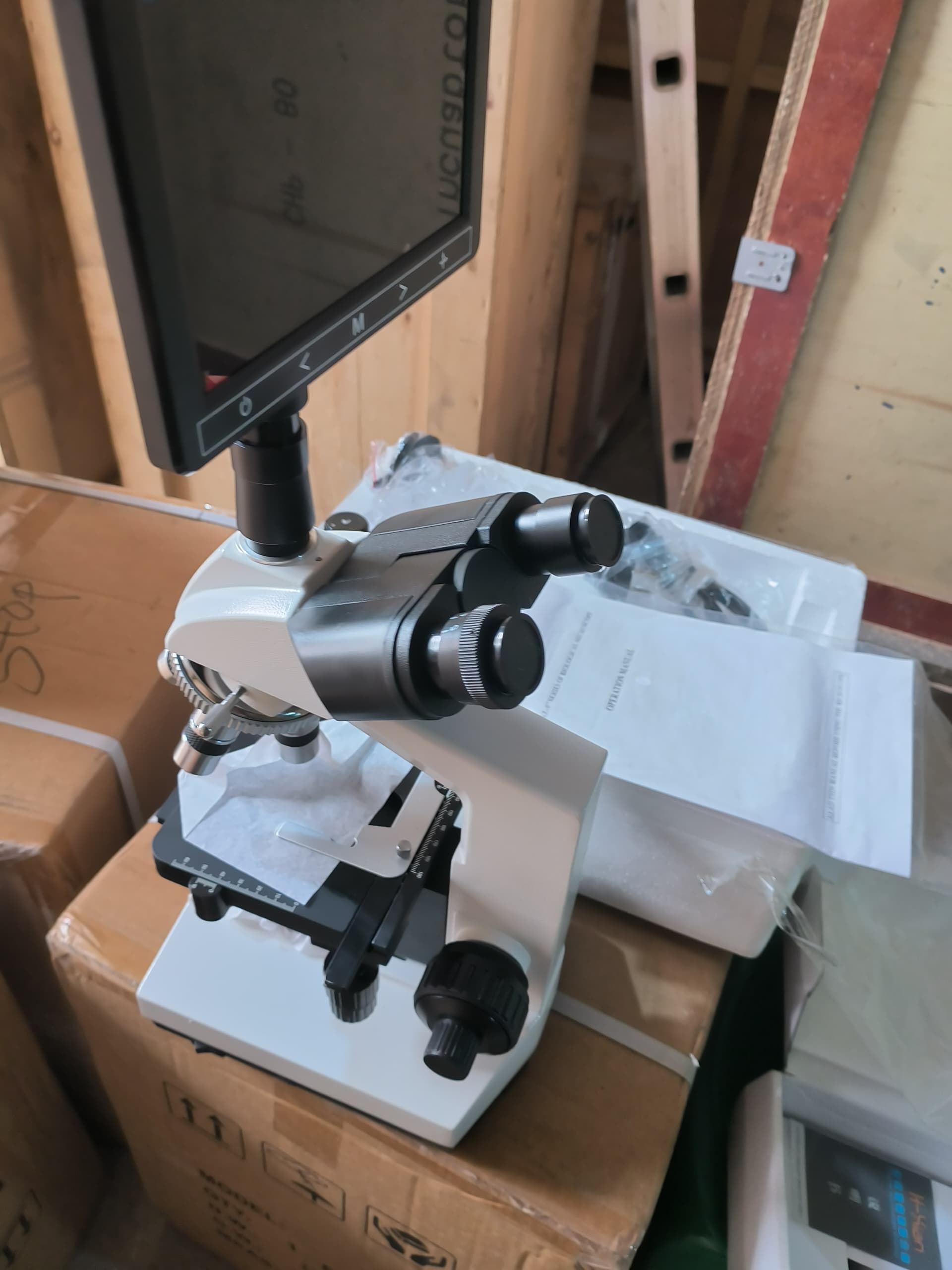 Microscope with Screen
